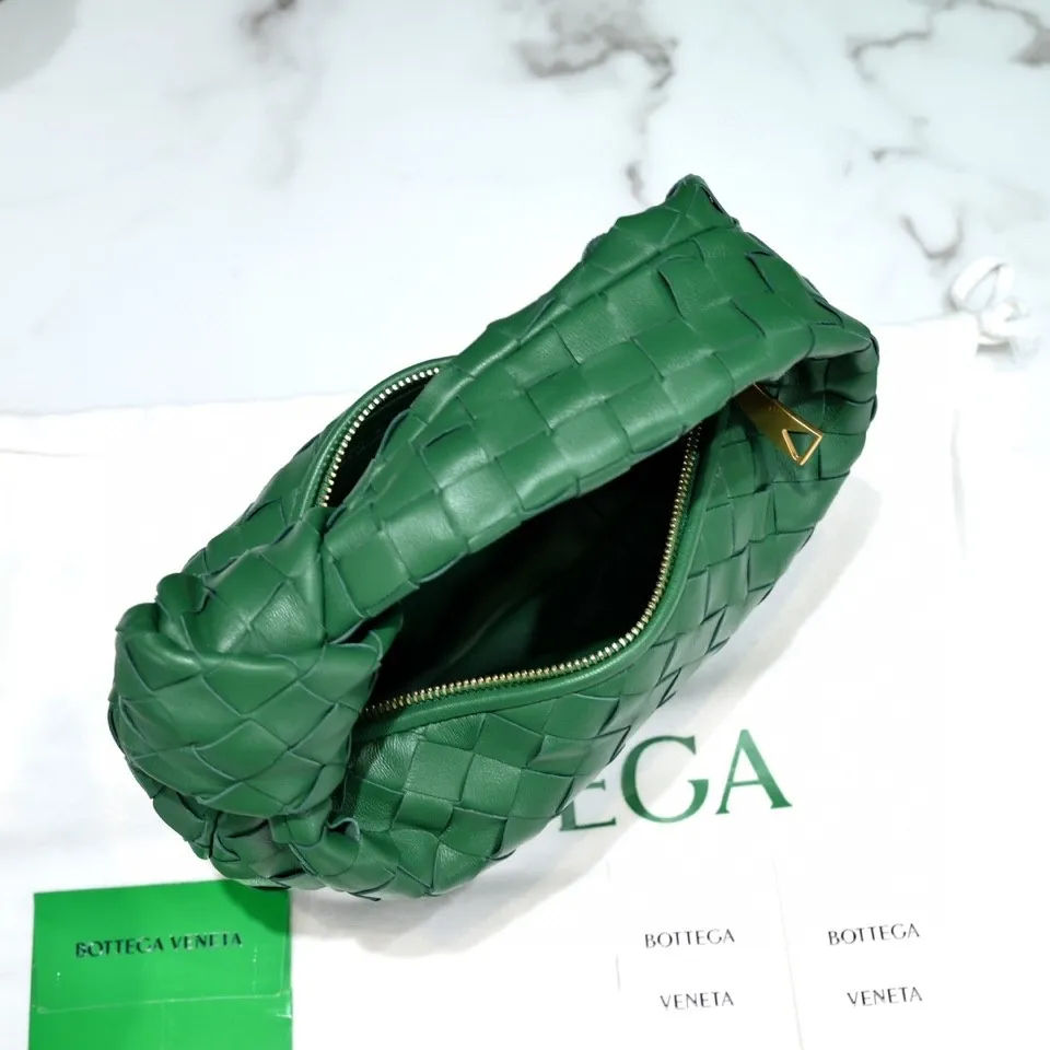 Batch 1120 BV Bottega Veneta's new early spring women's MINI JODIE handbag BV bag 🔥The new method is based on the original rounded corners, knotted with classic woven leather round hobo bag, The most iconic triangular pull-out design, using sheepskin draped soft shape, is super suitable for concave shapes~ Jodie feels really gentle to people, and is definitely the best item for daily matching. It has the same weave, new elements and twists, is compact and versatile, and is the new favorite of street style Internet celebrities! Dimensions: 23x28x8 Model: 6699-1